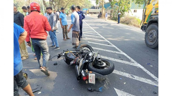 অ্যাম্বুলেন্সের সঙ্গে মোটরসাইকেলের সংঘর্ষ তিন বন্ধু নিহত