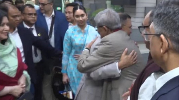 দেশে ফিরে মির্জা ফখরুলের সঙ্গে তারেক রহমানের প্রথম কোলাকুলি