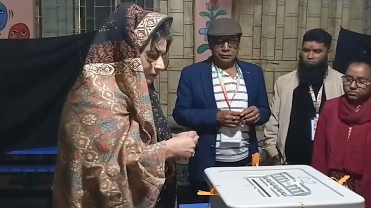 নিজ কেন্দ্রে ভোট দিলেন বিএনপি প্রার্থী শামা ওবায়েদ