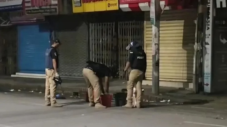 এলিফ্যান্ট রোডে শপিংব্যাগ থেকে ককটেল সদৃশ বস্তু উদ্ধার এলিফ্যান্ট রোডে শপিংব্যাগ থেকে ককটেল সদৃশ বস্তু উদ্ধার