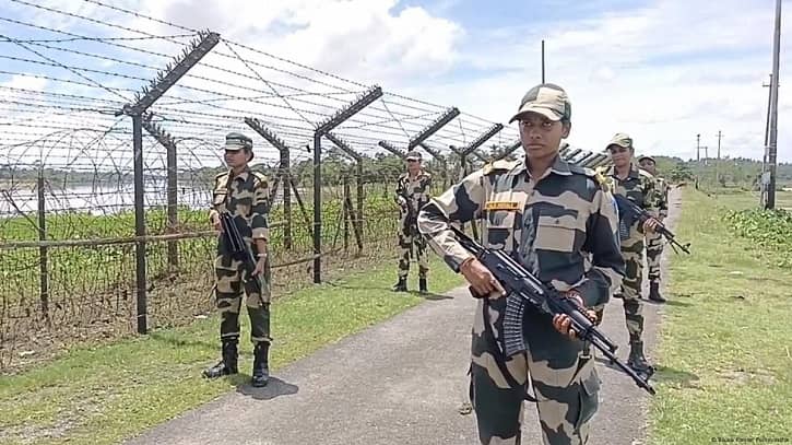 বাংলাদেশ সীমান্তে ভারতের কড়া নজরদারি: রিপোর্ট বাংলাদেশ সীমান্তে ভারতের কড়া নজরদারি: রিপোর্ট