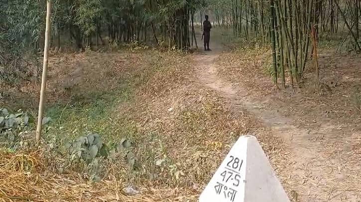 পাঁচবিবি সীমান্তে কাঁটাতারের বেড়া নির্মাণের চেষ্টা বিএসএফের, বিজিবির বাধায় বন্ধ পাঁচবিবি সীমান্তে কাঁটাতারের বেড়া নির্মাণের চেষ্টা বিএসএফের, বিজিবির বাধায় বন্ধ