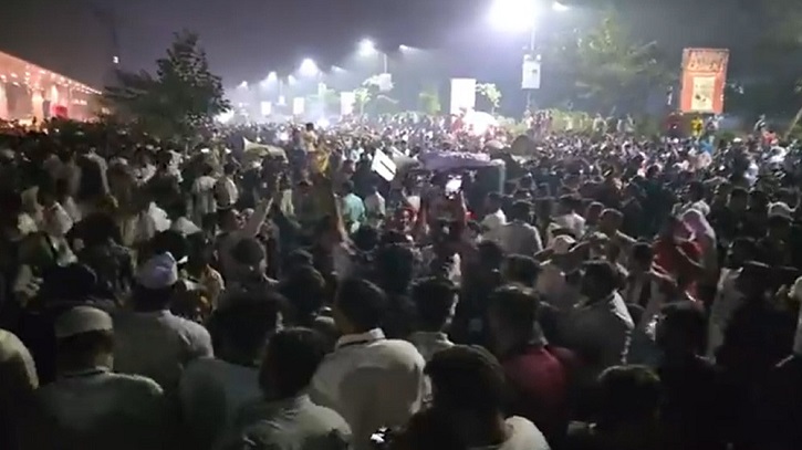 বিটিআরসি ঘেরাও মোবাইল ব্যবসায়ীদের, অবরুদ্ধ চেয়ারম্যান