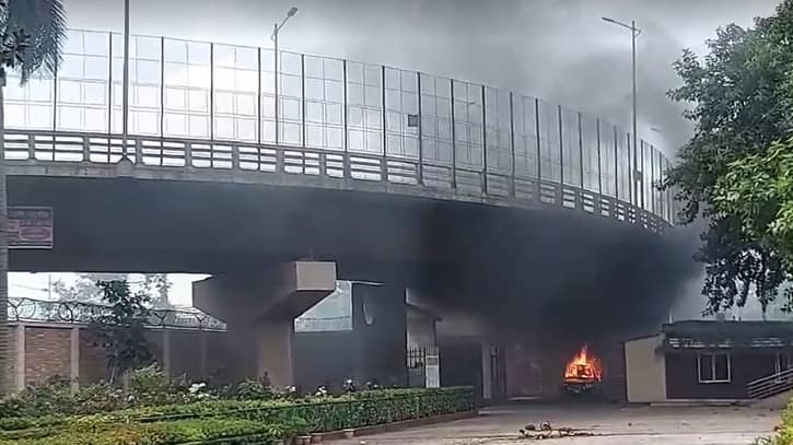 সাড়ে ৩ ঘণ্টা ধরে বিটিভি ভবনে জ্বলছে আগুন সাড়ে ৩ ঘণ্টা ধরে বিটিভি ভবনে জ্বলছে আগুন