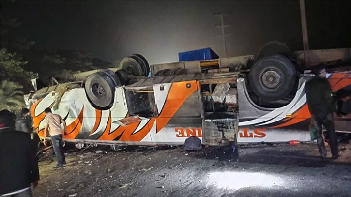  দাউদকান্দিতে বাস উল্টে নিহত ২, আহত ১৫