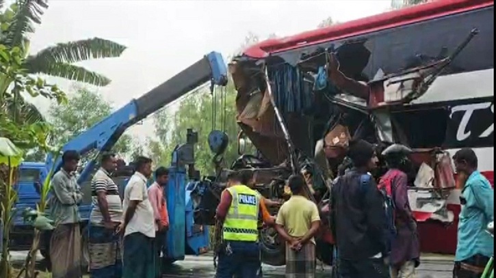 বিরামপুরে বাস ও ট্রাকের সংঘর্ষে দুইজনের মৃত্যু