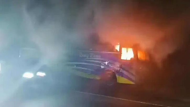 রাজধানীর ৩৩ স্থানে ককটেল বিস্ফোরণ, ৯টি বাসে অগ্নিসংযোগ 