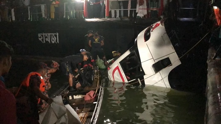 পদ্মায় ডুবে যাওয়া বাস থেকে ২৩ লাশ উদ্ধার