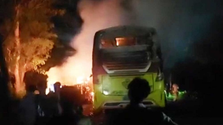 ভাঙ্গায় বাস-পিকআপের মুখোমুখি সংঘর্ষে নিহত ৫ ভাঙ্গায় বাস-পিকআপের মুখোমুখি সংঘর্ষে নিহত ৫