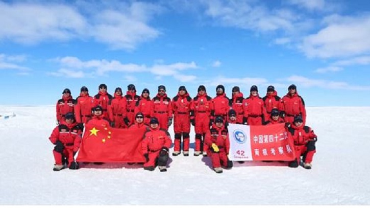 তুষারাবৃত অ্যান্টার্কটিকায় বসন্ত উৎসবের রঙিন ছোঁয়া
