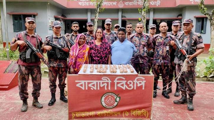 ভারতীয় রূপার গহনাসহ একই পরিবারের তিন সদস্য আটক