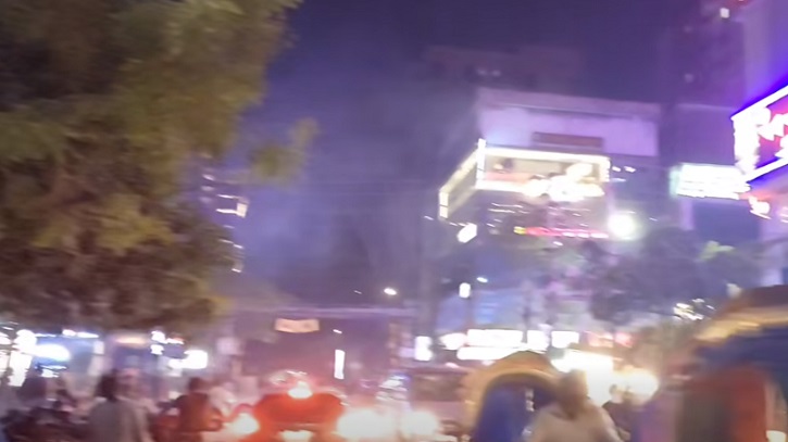 ধানমণ্ডিতে ককটেল বিস্ফোরণ, পুলিশের পিকআপে হামলা