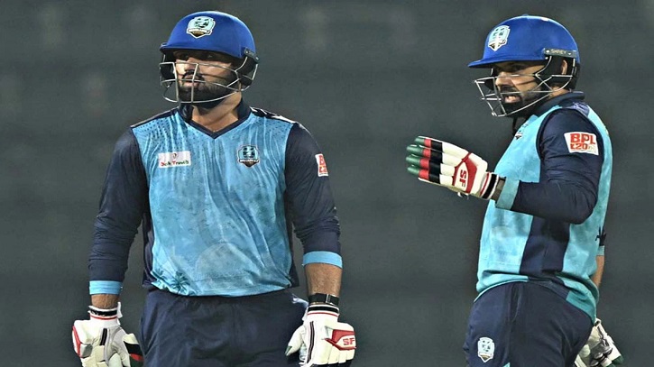 ছেলের বিধ্বংসী ব্যাটিং নন-স্ট্রাইকে দাঁড়িয়ে দেখলেন নবী