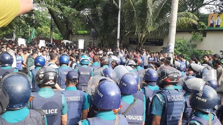 চট্টগ্রামে পুলিশের ব্যারিকেড ভেঙে চলছে কোটা সংস্কার আন্দোলন চট্টগ্রামে পুলিশের ব্যারিকেড ভেঙে চলছে কোটা সংস্কার আন্দোলন