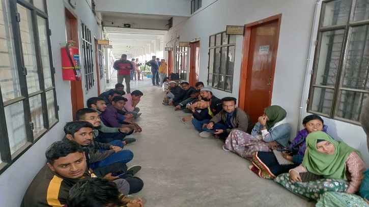 পরীক্ষা কমিটির সভাপতিকে অবরুদ্ধ করে রেখেছে রাবির ডিভিএম শিক্ষার্থীরা পরীক্ষা কমিটির সভাপতিকে অবরুদ্ধ করে রেখেছে রাবির ডিভিএম শিক্ষার্থীরা