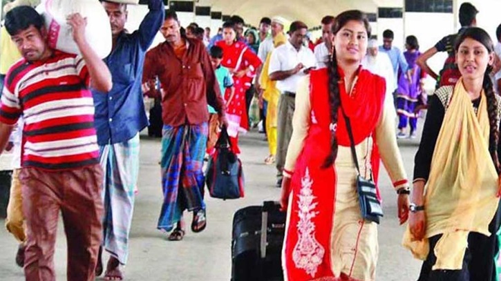 নাড়ির টান উপেক্ষা করে রাজধানীতে ফিরছে মানুষ