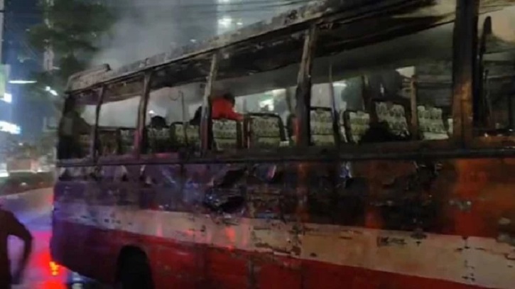 রাজধানীর গুলশান-মহাখালী লিংক রোডে চলন্ত বাসে আগুন