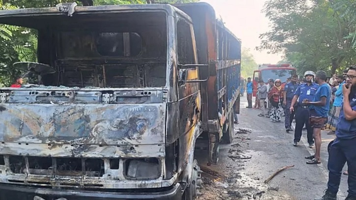 ঢাকা-ভাঙা এক্সপ্রেসওয়েতে ট্রাকে আগুন, ককটেল বিস্ফোরণ