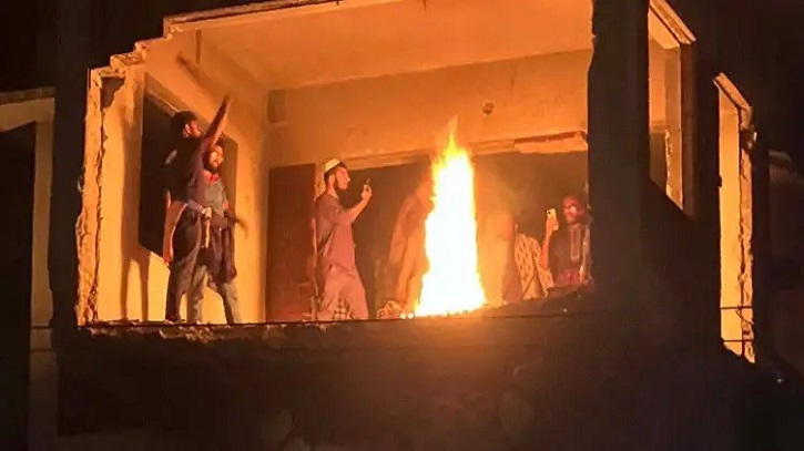 ধানমন্ডি ৩২ নম্বরে বিক্ষুব্ধ জনতার আগুন-ভাঙচুর