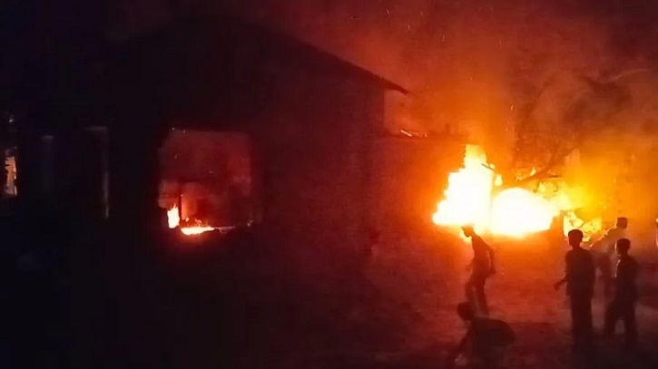 মাগুরায় শিশুটির জানাজার পর আসামিদের বাড়িতে আগুন মাগুরায় শিশুটির জানাজার পর আসামিদের বাড়িতে আগুন