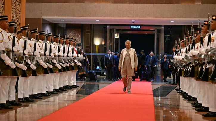 মালয়েশিয়ায় পৌঁছেছেন প্রধান উপদেষ্টা, পেলেন লালগালিচা সংবর্ধনা