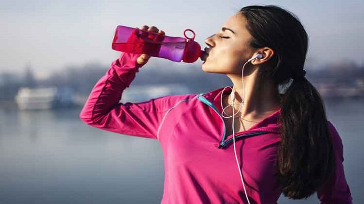 দাঁড়িয়ে পানি খাচ্ছেন? হতে পারে যেসব বিপদজনক সমস্যা!