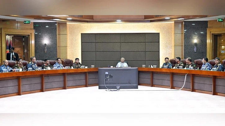 সশস্ত্র বাহিনীর ঊর্ধ্বতন কর্মকর্তাদের সঙ্গে প্রধান উপদেষ্টার মতবিনিময়