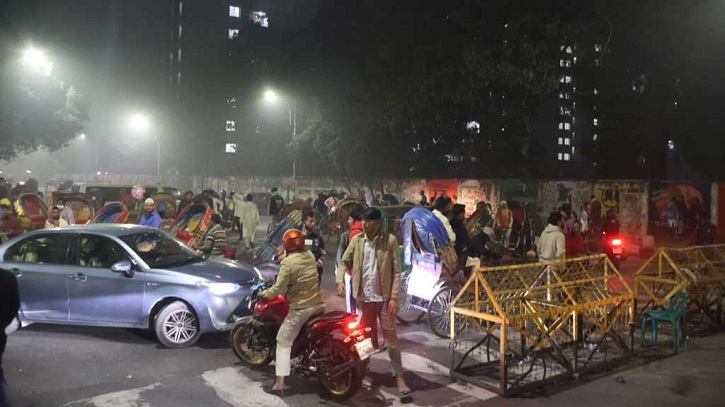 প্রবেশপথে ব্যারিকেড দিয়ে চলাচল সীমিত করল ঢাবি কর্তৃপক্ষ প্রবেশপথে ব্যারিকেড দিয়ে চলাচল সীমিত করল ঢাবি কর্তৃপক্ষ