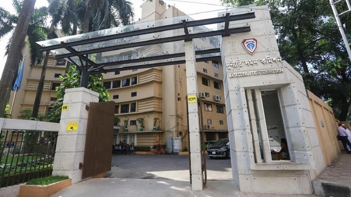 দুদকের কনসালটেন্ট পরিচয়ে চাঁদাবাজির অভিযোগ দুদকের কনসালটেন্ট পরিচয়ে চাঁদাবাজির অভিযোগ