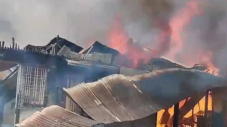 ভয়াবহ অগ্নিকাণ্ড, ২০ দোকান পুড়ে ছাই