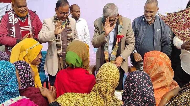 মির্জা ফখরুলকে টাকার মালা উপহার সমর্থকদের