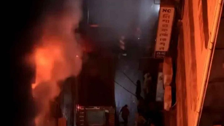 চকবাজারের আগুন এখনও নিয়ন্ত্রণে আসেনি, ছড়িয়েছে পাশের ভবনে