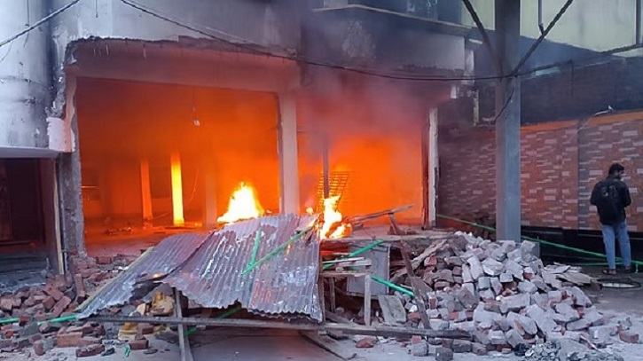 সাবেক এমপি নুর উদ্দিন চৌধুরীর বাড়িতে আবারও আগুন দিলো বিক্ষুব্ধ লোকজন