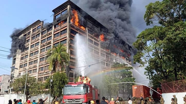 চট্টগ্রাম ইপিজেডে কারখানায় আগুন, নিয়ন্ত্রণে ফায়ার সার্ভিসের ১৫ ইউনিট চট্টগ্রাম ইপিজেডে কারখানায় আগুন, নিয়ন্ত্রণে ফায়ার সার্ভিসের ১৫ ইউনিট