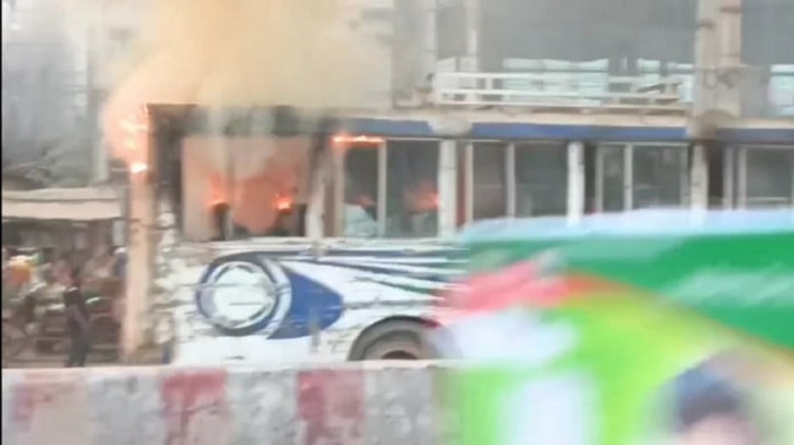 সাভারে চলন্ত বাসে আগুন