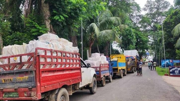 এক্সপোর্ট পারমিট জটিলতা: স্থলবন্দর দিয়ে ভারতে মাছ রপ্তানি বন্ধ এক্সপোর্ট পারমিট জটিলতা: স্থলবন্দর দিয়ে ভারতে মাছ রপ্তানি বন্ধ
