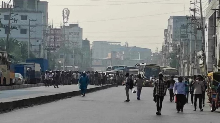 গাজীপুরে শ্রমিকদের সড়ক অবরোধ, যানজটে নাকাল হন হাজার হাজার যাত্রী গাজীপুরে শ্রমিকদের সড়ক অবরোধ, যানজটে নাকাল হন হাজার হাজার যাত্রী