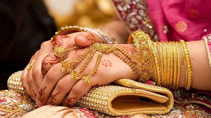 দেশের বাজারে স্বর্ণের দামে বড় পতন, ভরি কতো?