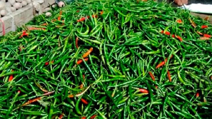 রাজধানীতে কাঁচা মরিচের কেজি ৩০০ টাকা