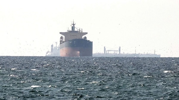 নির্দিষ্ট কিছু দেশের জাহাজ চলাচলের অনুমতি দিল ইরান