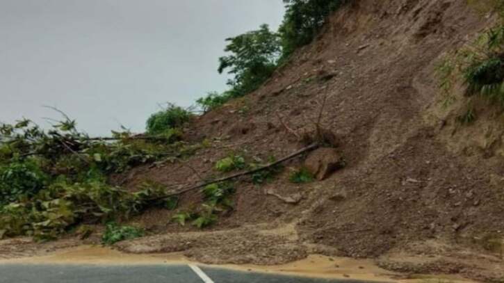 খাগড়াছড়িতে পাহাড়ধসে সড়ক যোগাযোগ বন্ধ খাগড়াছড়িতে পাহাড়ধসে সড়ক যোগাযোগ বন্ধ