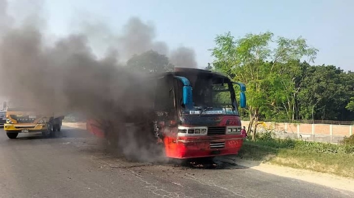 মানিকগঞ্জে বাসে আগুন মানিকগঞ্জে বাসে আগুন
