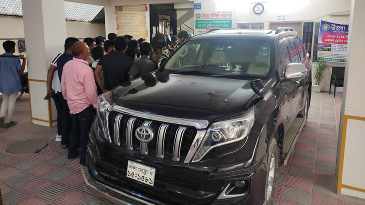 স্বরাষ্ট্র মন্ত্রণালয়ের স্টিকারযুক্ত গাড়িতে বস্তাভর্তি টাকা