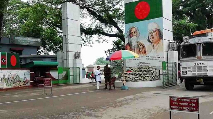 বাংলাদেশ থেকে স্থলবন্দর দিয়ে পোশাক আমদানি বন্ধ করল ভারত বাংলাদেশ থেকে স্থলবন্দর দিয়ে পোশাক আমদানি বন্ধ করল ভারত