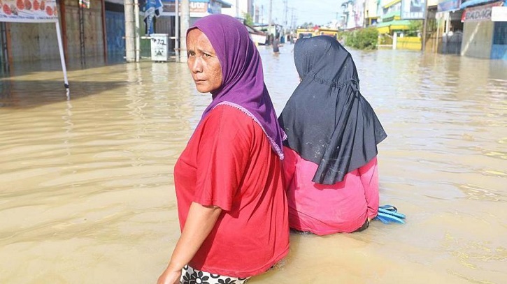 বন্যা-ভূমিধসে ইন্দোনেশিয়ায় নিহত ৯০০ ছাড়াল, নিখোঁজ ২৭৪ জন