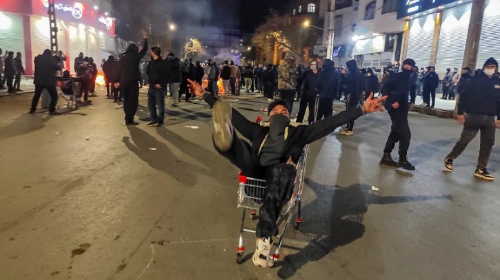 ইরানে নিহত বেড়ে ১৯২, দমনপীড়নে ‘ব্যাপক হত্যাকাণ্ডের’ শঙ্কা