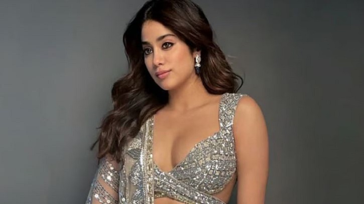 আপত্তি সত্ত্বেও শরীর প্রদর্শন, বিতর্ক নিয়ে কী বললেন জাহ্নবী? আপত্তি সত্ত্বেও শরীর প্রদর্শন, বিতর্ক নিয়ে কী বললেন জাহ্নবী?