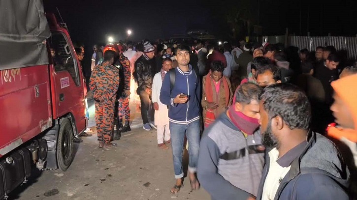 ট্রাক চাপায় সিএনজি অটোরিকশার ৫ যাত্রী নিহত ট্রাক চাপায় সিএনজি অটোরিকশার ৫ যাত্রী নিহত