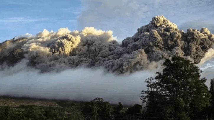 জাপানে সাকুরাজিমা আগ্নেয়গিরিতে অগ্ন্যুৎপাত, ৪৪০০ মিটার ওপর উড়ছে ছাই