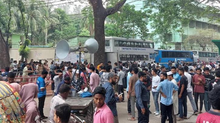 তিন দফা দাবিতে লং মার্চ নিয়ে যমুনার পথে জবি শিক্ষার্থীরা তিন দফা দাবিতে লং মার্চ নিয়ে যমুনার পথে জবি শিক্ষার্থীরা